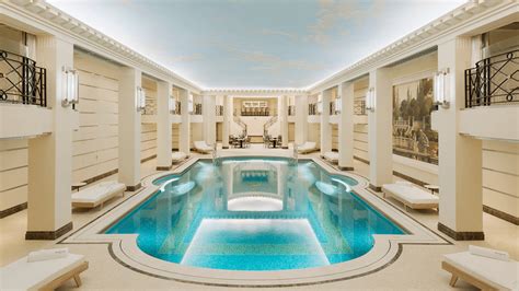 Hotel Spa with swimming pool in Paris. .